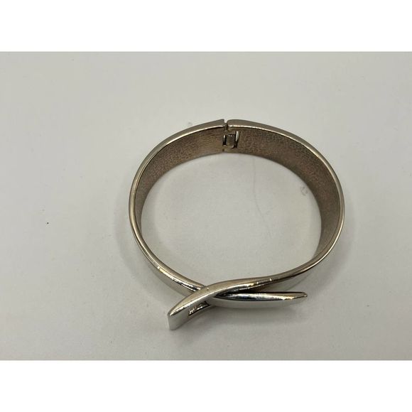 Buckle Shaped Modern Silver-Tone Hinged Bracelet! - Picture 5 of 13